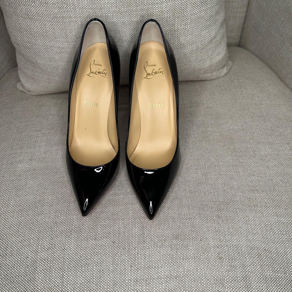 Classic Christian louboutin pigalle size 38 in black patent leather. Brand new